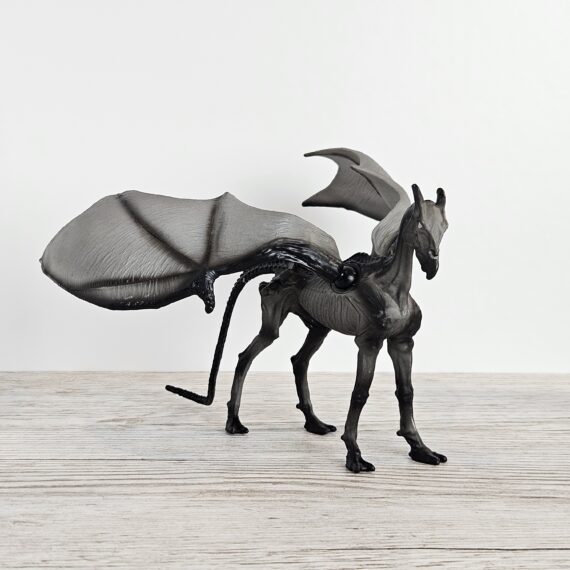 Schleich Figur namens Thestral der Produktwelt Harry Potter™. Die Figur hat die offizielle Schleichnummer 13996. Es gehört zur Themenwelt Harry Potter™. Die Figur trägt das Copyrightjahr 2024 und wurde dann von Schleich offiziell lizenziert. Die Schleichfigur wird eingestuft als Regulär.