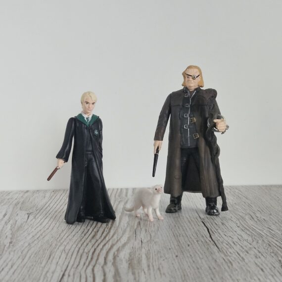 Schleich Figur namens Mad Eye Moody mit Draco Malfoy und Frettchen der Produktwelt Harry Potter™. Die Figur hat die offizielle Schleichnummer 14907. Es gehört zur Themenwelt Harry Potter™. Die Figur trägt das Copyrightjahr 2025 und wurde dann von Schleich offiziell lizenziert. Die Schleichfigur wird eingestuft als Regulär.