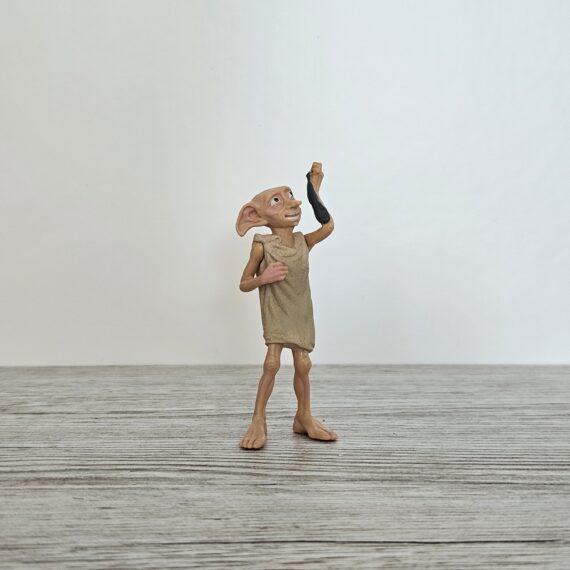 Schleich Figur namens Dobby™ mit Socke der Produktwelt Harry Potter™. Die Figur hat die offizielle Schleichnummer 14940. Es gehört zur Themenwelt Harry Potter™. Die Figur trägt das Copyrightjahr 2026 und wurde dann von Schleich offiziell lizenziert. Die Schleichfigur wird eingestuft als Regulär.