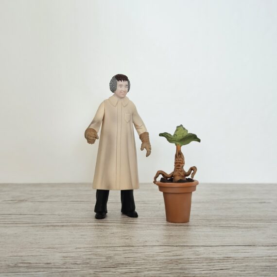 Schleich Figur namens Neville mit Alraune der Produktwelt Harry Potter™. Die Figur hat die offizielle Schleichnummer 14946. Es gehört zur Themenwelt Harry Potter™. Die Figur trägt das Copyrightjahr 2026 und wurde dann von Schleich offiziell lizenziert. Die Schleichfigur wird eingestuft als Regulär.