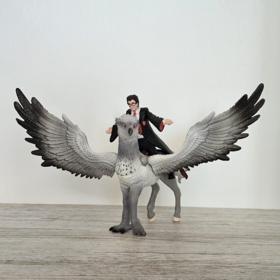 Schleich Figur namens Harry Potter™ auf Seidenschnabel der Produktwelt Harry Potter™. Die Figur hat die offizielle Schleichnummer 14947. Es gehört zur Themenwelt Harry Potter™. Die Figur trägt das Copyrightjahr 2026 und wurde dann von Schleich offiziell lizenziert. Die Schleichfigur wird eingestuft als Regulär.