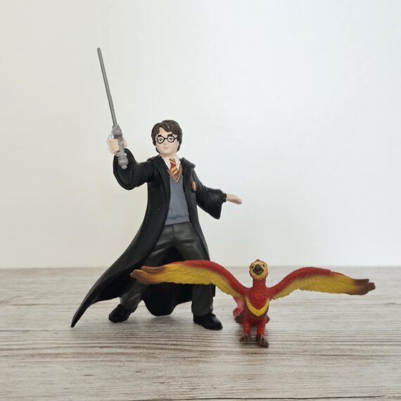 Schleich Figur namens Harry & Fawkes™ mit Schwert der Produktwelt Harry Potter™. Die Figur hat die offizielle Schleichnummer 14994. Es gehört zur Themenwelt Harry Potter™. Die Figur trägt das Copyrightjahr 2025 und wurde dann von Schleich offiziell lizenziert. Die Schleichfigur wird eingestuft als Regulär.