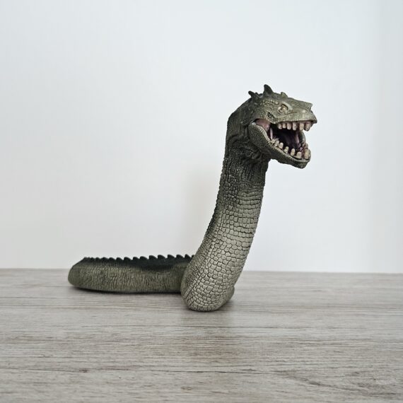 Schleich Figur namens Basilisk der Produktwelt Harry Potter™. Die Figur hat die offizielle Schleichnummer 14995. Es gehört zur Themenwelt Harry Potter™. Die Figur trägt das Copyrightjahr 2025 und wurde dann von Schleich offiziell lizenziert. Die Schleichfigur wird eingestuft als Regulär.