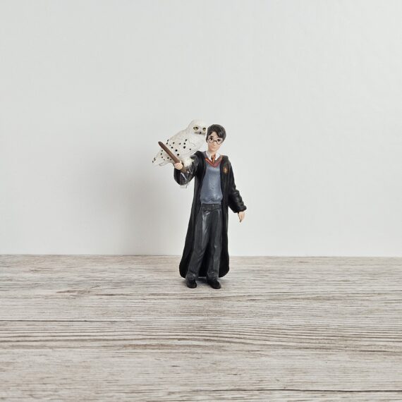Schleich Figur namens Harry Potter und Hedwig der Produktwelt Harry Potter™. Die Figur hat die offizielle Schleichnummer 42633. Es gehört zur Themenwelt Harry Potter™. Die Figur trägt das Copyrightjahr 2023 und wurde dann von Schleich offiziell lizenziert. Die Schleichfigur wird eingestuft als Regulär.
