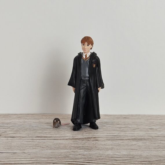 Schleich Figur namens Ron Weasley und Krätze der Produktwelt Harry Potter™. Die Figur hat die offizielle Schleichnummer 42634. Es gehört zur Themenwelt Harry Potter™. Die Figur trägt das Copyrightjahr 2023 und wurde dann von Schleich offiziell lizenziert. Die Schleichfigur wird eingestuft als Regulär.