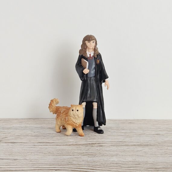 Schleich Figur namens Hermine Granger und Krummbein der Produktwelt Harry Potter™. Die Figur hat die offizielle Schleichnummer 42635. Es gehört zur Themenwelt Harry Potter™. Die Figur trägt das Copyrightjahr 2023 und wurde dann von Schleich offiziell lizenziert. Die Schleichfigur wird eingestuft als Regulär.