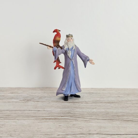 Schleich Figur namens Dumbledore und Fawkes der Produktwelt Harry Potter™. Die Figur hat die offizielle Schleichnummer 42637. Es gehört zur Themenwelt Harry Potter™. Die Figur trägt das Copyrightjahr 2023 und wurde dann von Schleich offiziell lizenziert. Die Schleichfigur wird eingestuft als Regulär.