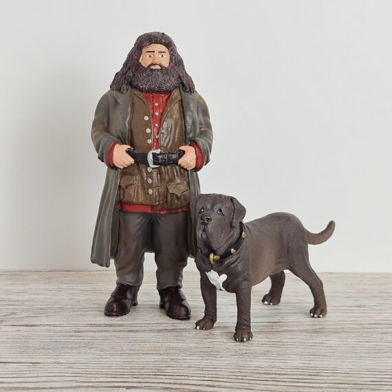 Schleich Figur namens Hagrid und Fang der Produktwelt Harry Potter™. Die Figur hat die offizielle Schleichnummer 42638. Es gehört zur Themenwelt Harry Potter™. Die Figur trägt das Copyrightjahr 2023 und wurde dann von Schleich offiziell lizenziert. Die Schleichfigur wird eingestuft als Regulär.