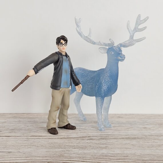 Schleich Figur namens Harry Potter und Patronus der Produktwelt Harry Potter™. Die Figur hat die offizielle Schleichnummer 42680. Es gehört zur Themenwelt Harry Potter™. Die Figur trägt das Copyrightjahr 2023 und wurde dann von Schleich offiziell lizenziert. Die Schleichfigur wird eingestuft als Regulär.