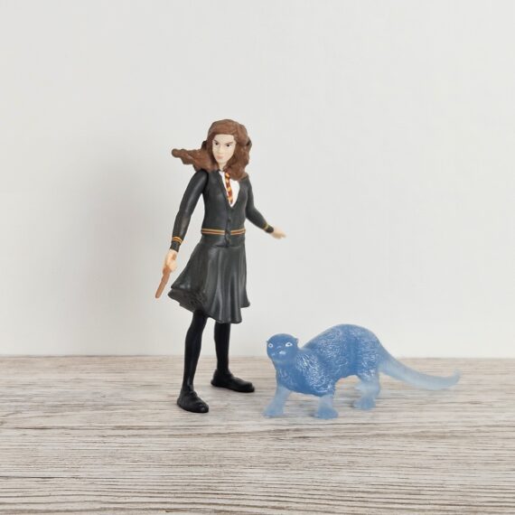 Schleich Figur namens Hermine Granger und Patronus der Produktwelt Harry Potter™. Die Figur hat die offizielle Schleichnummer 42681. Es gehört zur Themenwelt Harry Potter™. Die Figur trägt das Copyrightjahr 2023 und wurde dann von Schleich offiziell lizenziert. Die Schleichfigur wird eingestuft als Regulär.