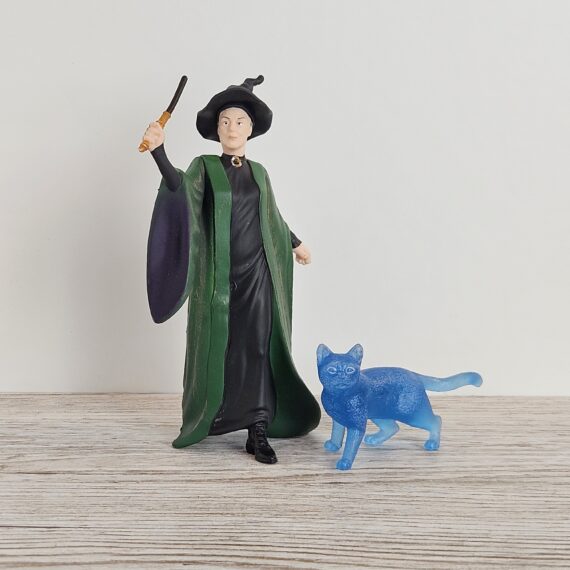 Schleich Figur namens McGonagall und Patronus der Produktwelt Harry Potter™. Die Figur hat die offizielle Schleichnummer 42682. Es gehört zur Themenwelt Harry Potter™. Die Figur trägt das Copyrightjahr 2024 und wurde dann von Schleich offiziell lizenziert. Die Schleichfigur wird eingestuft als Regulär.