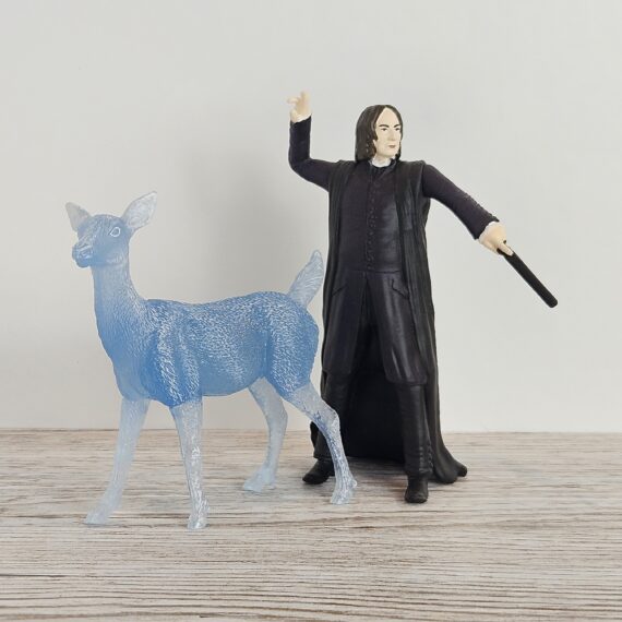 Schleich Figur namens Snape und Patronus der Produktwelt Harry Potter™. Die Figur hat die offizielle Schleichnummer 42683. Es gehört zur Themenwelt Harry Potter™. Die Figur trägt das Copyrightjahr 2024 und wurde dann von Schleich offiziell lizenziert. Die Schleichfigur wird eingestuft als Regulär.