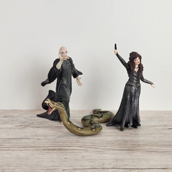 Schleich Figur namens Voldemort mit Nagini und Bellatrix der Produktwelt Harry Potter™. Die Figur hat die offizielle Schleichnummer 42684. Es gehört zur Themenwelt Harry Potter™. Die Figur trägt das Copyrightjahr 2024 und wurde dann von Schleich offiziell lizenziert. Die Schleichfigur wird eingestuft als Regulär.