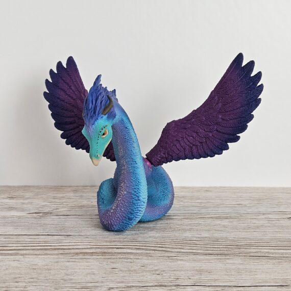 Schleich Figur namens Occamy der Produktwelt Harry Potter™. Die Figur hat die offizielle Schleichnummer 14903. Es gehört zur Themenwelt Magische Kreaturen. Die Figur trägt das Copyrightjahr 2025 und wurde dann von Schleich offiziell lizenziert. Die Schleichfigur wird eingestuft als Regulär.
