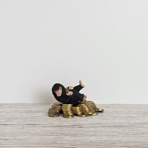 Schleich Figur namens Niffler mit Gold der Produktwelt Harry Potter™. Die Figur hat die offizielle Schleichnummer 14905. Es gehört zur Themenwelt Magische Kreaturen. Die Figur trägt das Copyrightjahr 2025 und wurde dann von Schleich offiziell lizenziert. Die Schleichfigur wird eingestuft als Regulär.