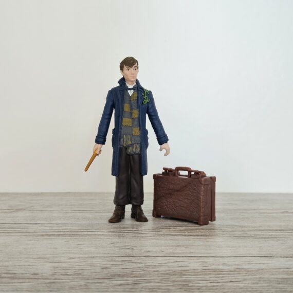 Schleich Figur namens Newt Scamander™ & Pickett der Produktwelt Harry Potter™. Die Figur hat die offizielle Schleichnummer 42743. Es gehört zur Themenwelt Magische Kreaturen. Die Figur trägt das Copyrightjahr 2025 und wurde dann von Schleich offiziell lizenziert. Die Schleichfigur wird eingestuft als Regulär.