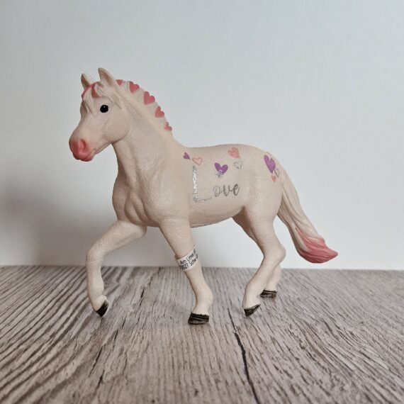Schleich Figur namens Fjord Pferd Stute der Produktwelt Horse Club. Die Figur hat die offizielle Schleichnummer 75001. Die Figur trägt das Copyrightjahr 2023 und wurde dann von Schleich offiziell lizenziert. Die Schleichfigur wird eingestuft als Exklusiv.