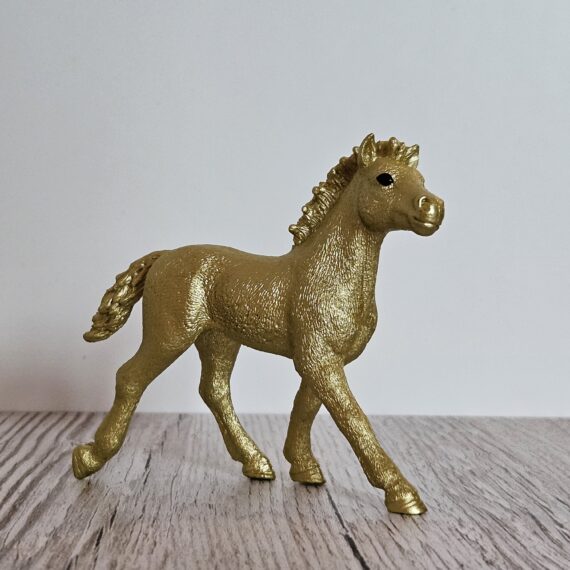 Schleich Figur namens Sammelfohlen Diamond (Dipper) der Produktwelt Horse Club. Die Figur hat die offizielle Schleichnummer 81462. Die Figur trägt das Copyrightjahr 2015 und wurde dann von Schleich offiziell lizenziert. Die Schleichfigur wird eingestuft als Exklusiv.
