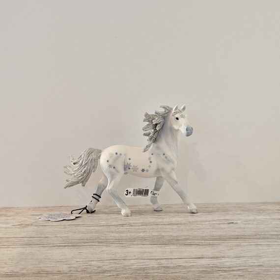 Schleich Figur namens Frostiges Weihnachspferd 2024 der Produktwelt Horse Club. Die Figur hat die offizielle Schleichnummer 72274. Es gehört zur Themenwelt Frostige Weihnachtstiere. Die Figur trägt das Copyrightjahr 2014 und wurde dann von Schleich offiziell lizenziert. Die Schleichfigur wird eingestuft als Exklusiv.