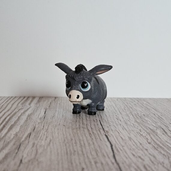 Schleich Figur namens Esel Weepydo der Produktwelt Mini Mates. Die Figur hat die offizielle Schleichnummer 70679. Die Figur gehört zur Serie 1 Ausgabe dieses Themas. Die Figur trägt das Copyrightjahr 2026 und wurde dann von Schleich offiziell lizenziert. Die Schleichfigur wird eingestuft als Regulär.