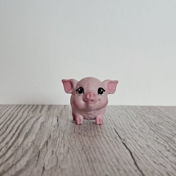 Schleich Figur namens Ferkel Oinky der Produktwelt Mini Mates. Die Figur hat die offizielle Schleichnummer 70679. Die Figur gehört zur Serie 1 Ausgabe dieses Themas. Die Figur trägt das Copyrightjahr 2026 und wurde dann von Schleich offiziell lizenziert. Die Schleichfigur wird eingestuft als Regulär.