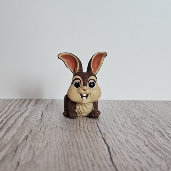 Schleich Figur namens Hoppelhase Bouncy B der Produktwelt Mini Mates. Die Figur hat die offizielle Schleichnummer 70679. Die Figur gehört zur Serie 1 Ausgabe dieses Themas. Die Figur trägt das Copyrightjahr 2026 und wurde dann von Schleich offiziell lizenziert. Die Schleichfigur wird eingestuft als Regulär.