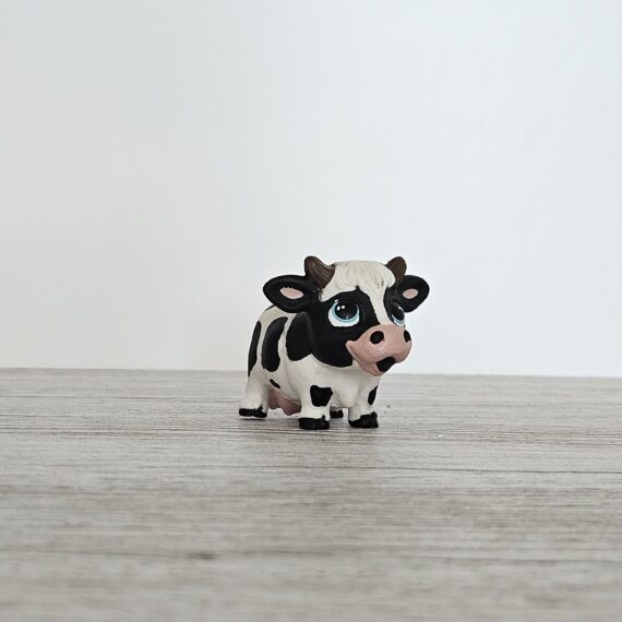 Schleich Figur namens Kuh Bubblymoo der Produktwelt Mini Mates. Die Figur hat die offizielle Schleichnummer 70679. Die Figur gehört zur Serie 1 Ausgabe dieses Themas. Die Figur trägt das Copyrightjahr 2026 und wurde dann von Schleich offiziell lizenziert. Die Schleichfigur wird eingestuft als Regulär.