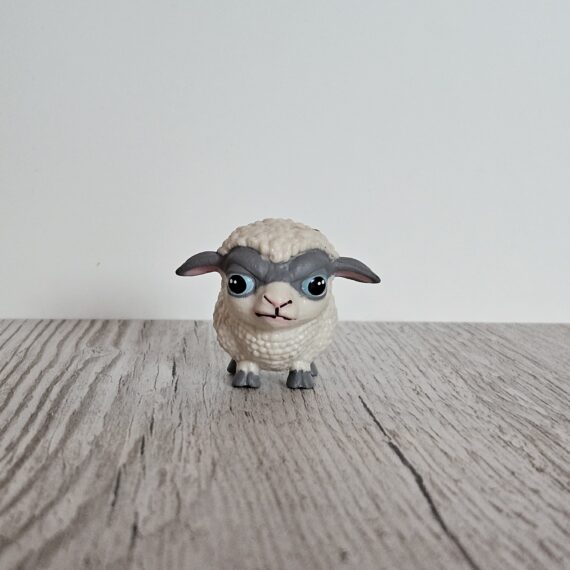 Schleich Figur namens Schaf Grumbaa der Produktwelt Mini Mates. Die Figur hat die offizielle Schleichnummer 70679. Die Figur gehört zur Serie 1 Ausgabe dieses Themas. Die Figur trägt das Copyrightjahr 2026 und wurde dann von Schleich offiziell lizenziert. Die Schleichfigur wird eingestuft als Regulär.