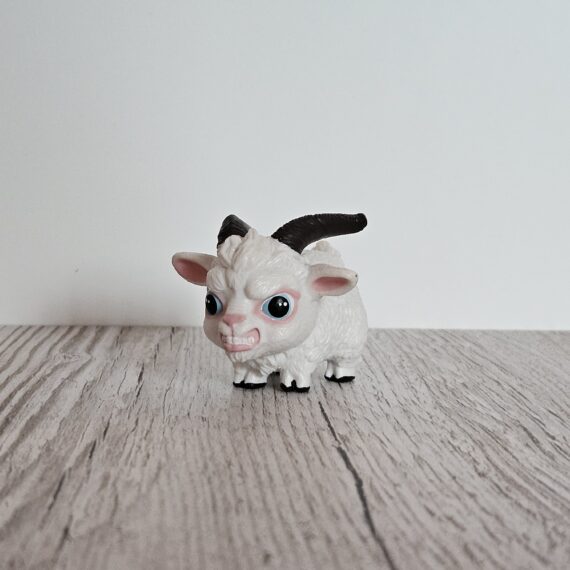 Schleich Figur namens Ziegenbock Ramrage der Produktwelt Mini Mates. Die Figur hat die offizielle Schleichnummer 70679. Die Figur gehört zur Serie 1 Ausgabe dieses Themas. Die Figur trägt das Copyrightjahr 2026 und wurde dann von Schleich offiziell lizenziert. Die Schleichfigur wird eingestuft als Regulär.