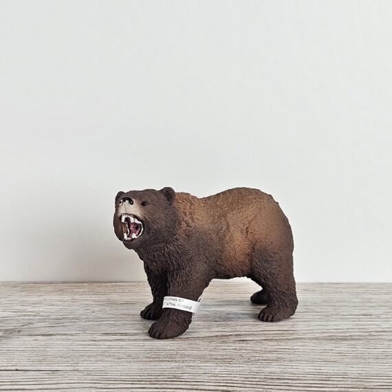 Schleich Figur namens Grizzlybär der Produktwelt Sondereditionen. Die Figur hat die offizielle Schleichnummer 14948. Es gehört zur Themenwelt Circular. Die Figur gehört zur Serie 1 Ausgabe dieses Themas. Die Figur trägt das Copyrightjahr 2012 und wurde dann von Schleich offiziell lizenziert. Die Schleichfigur wird eingestuft als Exklusiv.