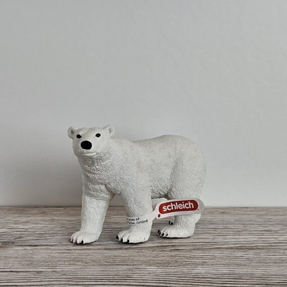 Schleich Figur namens Eisbär der Produktwelt Sondereditionen. Die Figur hat die offizielle Schleichnummer 14949. Es gehört zur Themenwelt Circular. Die Figur gehört zur Serie 1 Ausgabe dieses Themas. Die Figur trägt das Copyrightjahr 2017 und wurde dann von Schleich offiziell lizenziert. Die Schleichfigur wird eingestuft als Exklusiv.