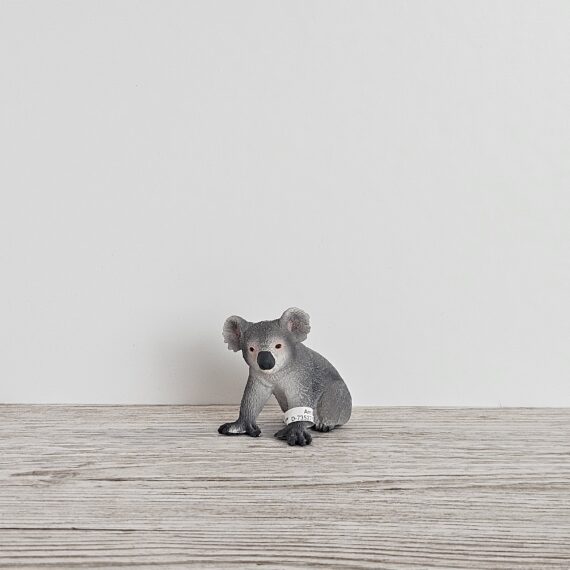 Schleich Figur namens Koala der Produktwelt Sondereditionen. Die Figur hat die offizielle Schleichnummer 14950. Es gehört zur Themenwelt Circular. Die Figur gehört zur Serie 1 Ausgabe dieses Themas. Die Figur trägt das Copyrightjahr 2017 und wurde dann von Schleich offiziell lizenziert. Die Schleichfigur wird eingestuft als Exklusiv.