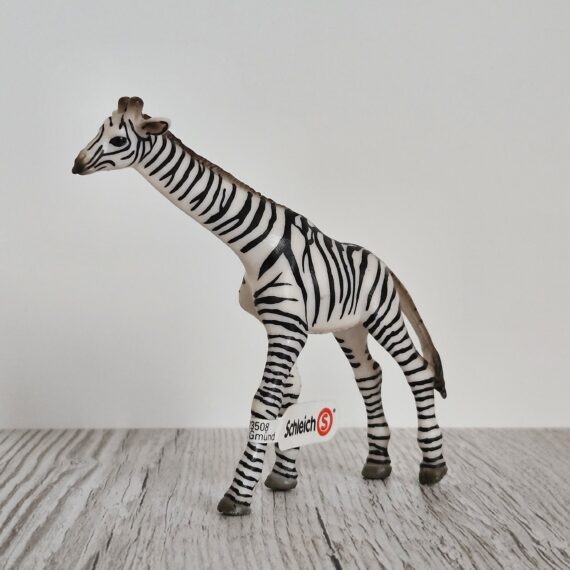 Schleich Figur namens Giraffenkalb der Produktwelt Sondereditionen. Die Figur hat die offizielle Schleichnummer 82803. Es gehört zur Themenwelt Jubiläumsfiguren. Die Figur gehört zur 75 Jahre Ausgabe dieses Themas. Die Schleichfigur wird eingestuft als Selten.
