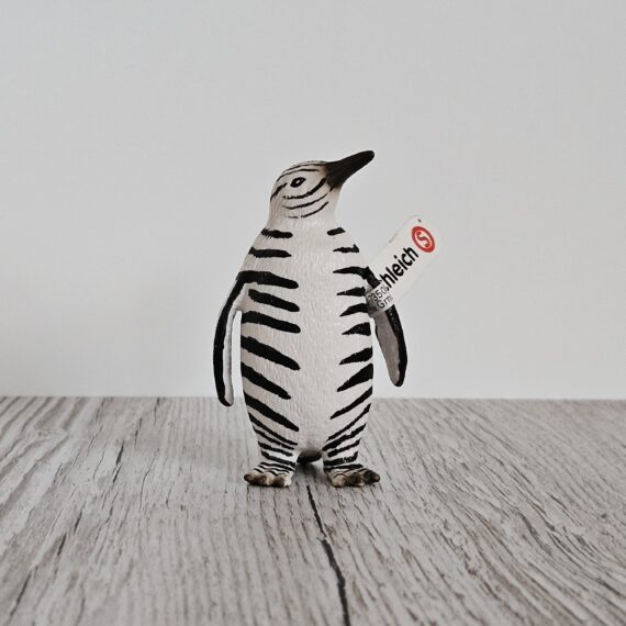 Schleich Figur namens Königspinguin der Produktwelt Sondereditionen. Die Figur hat die offizielle Schleichnummer 82804. Es gehört zur Themenwelt Jubiläumsfiguren. Die Figur gehört zur 75 Jahre Ausgabe dieses Themas. Die Schleichfigur wird eingestuft als Selten.