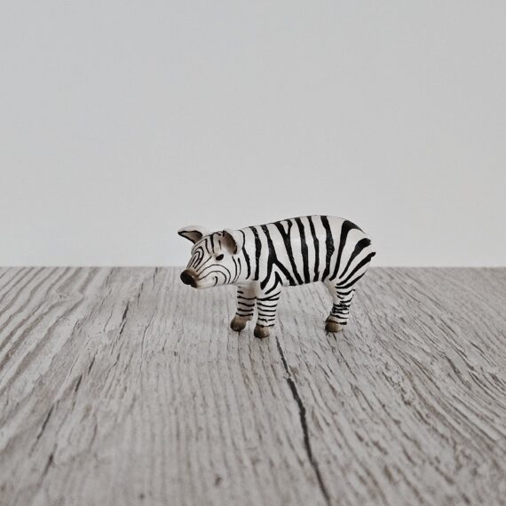 Schleich Figur namens Ferkel stehend der Produktwelt Sondereditionen. Die Figur hat die offizielle Schleichnummer 82805. Es gehört zur Themenwelt Jubiläumsfiguren. Die Figur gehört zur 75 Jahre Ausgabe dieses Themas. Die Schleichfigur wird eingestuft als Selten.