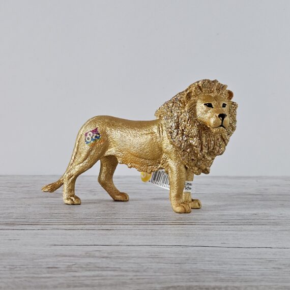 Schleich Figur namens goldener Löwe der Produktwelt Sondereditionen. Die Figur hat die offizielle Schleichnummer 72156. Es gehört zur Themenwelt Jubiläumsfiguren. Die Figur gehört zur 85 Jahre Ausgabe dieses Themas. Die Figur trägt das Copyrightjahr 2017 und wurde dann von Schleich offiziell lizenziert. Die Schleichfigur wird eingestuft als Selten.