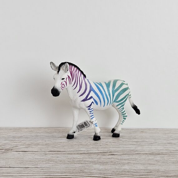 Schleich Figur namens Zebra der Produktwelt Sondereditionen. Die Figur hat die offizielle Schleichnummer 72265. Es gehört zur Themenwelt Jubiläumsfiguren. Die Figur gehört zur 90 Jahre Ausgabe dieses Themas. Die Figur trägt das Copyrightjahr 2017 und wurde dann von Schleich offiziell lizenziert. Die Schleichfigur wird eingestuft als Selten.