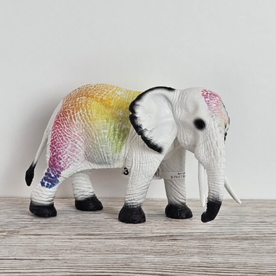 Schleich Figur namens Elefant der Produktwelt Sondereditionen. Die Figur hat die offizielle Schleichnummer 72267. Es gehört zur Themenwelt Jubiläumsfiguren. Die Figur gehört zur 90 Jahre Ausgabe dieses Themas. Die Figur trägt das Copyrightjahr 2024 und wurde dann von Schleich offiziell lizenziert. Die Schleichfigur wird eingestuft als Selten.