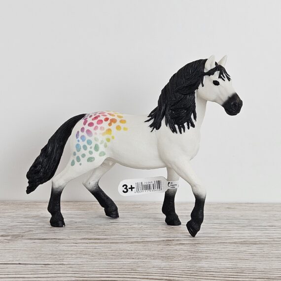 Schleich Figur namens Pferd der Produktwelt Sondereditionen. Die Figur hat die offizielle Schleichnummer 72269. Es gehört zur Themenwelt Jubiläumsfiguren. Die Figur gehört zur 90 Jahre Ausgabe dieses Themas. Die Figur trägt das Copyrightjahr 2024 und wurde dann von Schleich offiziell lizenziert. Die Schleichfigur wird eingestuft als Selten.
