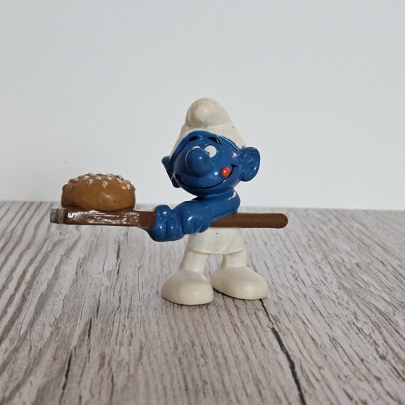 Schleich Figur namens Bäckerschlumpf der Produktwelt Sondereditionen. Es gehört zur Themenwelt McDonalds. Die Figur gehört zur 1996 bei 25 Jahre Jubiläum Ausgabe dieses Themas. Die Figur trägt das Copyrightjahr 1996 und wurde dann von Schleich offiziell lizenziert. Die Schleichfigur wird eingestuft als Regulär.
