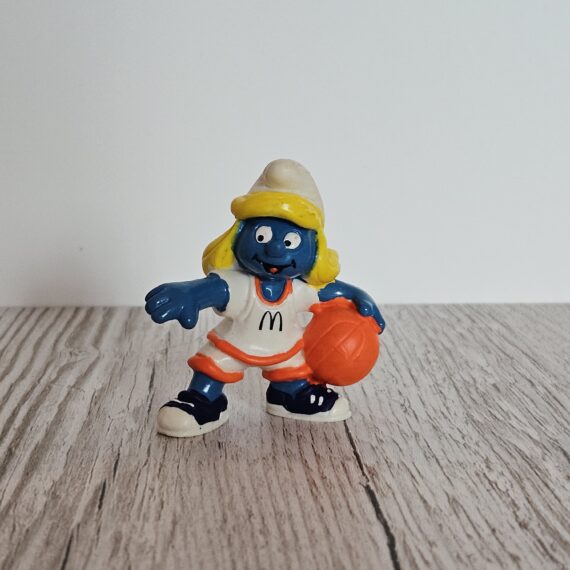 Schleich Figur namens Basketball-Schlumpfine der Produktwelt Sondereditionen. Es gehört zur Themenwelt McDonalds. Die Figur gehört zur 1996 bei 25 Jahre Jubiläum Ausgabe dieses Themas. Die Figur trägt das Copyrightjahr 1997 und wurde dann von Schleich offiziell lizenziert. Die Schleichfigur wird eingestuft als Regulär.
