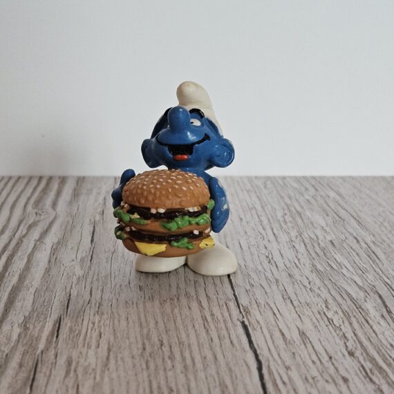 Schleich Figur namens Burger Schlumpf der Produktwelt Sondereditionen. Es gehört zur Themenwelt McDonalds. Die Figur gehört zur 1996 bei 25 Jahre Jubiläum Ausgabe dieses Themas. Die Figur trägt das Copyrightjahr 1996 und wurde dann von Schleich offiziell lizenziert. Die Schleichfigur wird eingestuft als Regulär.