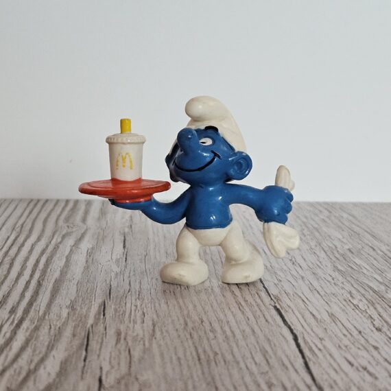 Schleich Figur namens Kellner-Schlumpf der Produktwelt Sondereditionen. Es gehört zur Themenwelt McDonalds. Die Figur gehört zur 1996 bei 25 Jahre Jubiläum Ausgabe dieses Themas. Die Figur trägt das Copyrightjahr 1996 und wurde dann von Schleich offiziell lizenziert. Die Schleichfigur wird eingestuft als Regulär.