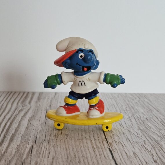 Schleich Figur namens Skateboard Schlumpf der Produktwelt Sondereditionen. Es gehört zur Themenwelt McDonalds. Die Figur gehört zur 1998 bei Happy Meal Ausgabe dieses Themas. Die Figur trägt das Copyrightjahr 1997 und wurde dann von Schleich offiziell lizenziert. Die Schleichfigur wird eingestuft als Regulär.