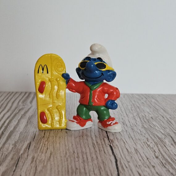Schleich Figur namens Snowboard Schlumpf der Produktwelt Sondereditionen. Es gehört zur Themenwelt McDonalds. Die Figur gehört zur 1998 bei Happy Meal Ausgabe dieses Themas. Die Figur trägt das Copyrightjahr 1997 und wurde dann von Schleich offiziell lizenziert. Die Schleichfigur wird eingestuft als Regulär.