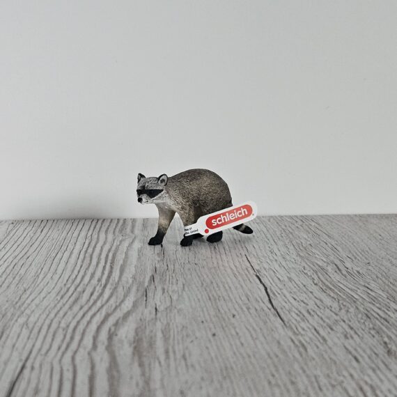 Schleich Figur namens Waschbär der Produktwelt Sondereditionen. Die Figur hat die offizielle Schleichnummer 17109. Es gehört zur Themenwelt Supermarkt. Die Figur trägt das Copyrightjahr 2018 und wurde dann von Schleich offiziell lizenziert. Die Schleichfigur wird eingestuft als Selten.