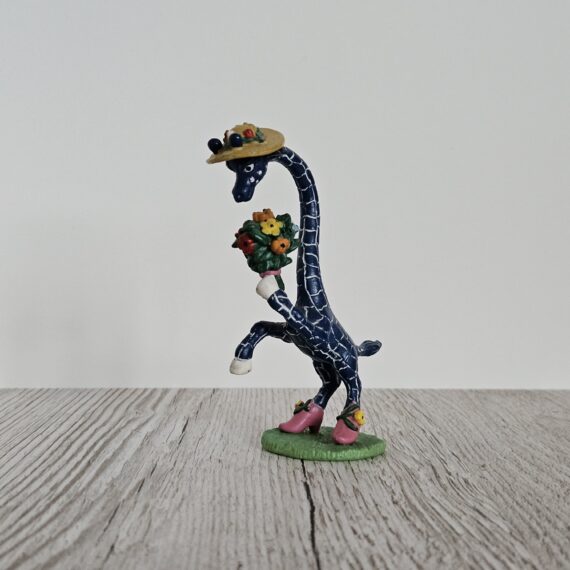 Schleich Figur namens Giraffe Erika - Blumenstrauss der Produktwelt Sondereditionen. Es gehört zur Themenwelt Supermarkt. Die Schleichfigur wird eingestuft als Regulär.