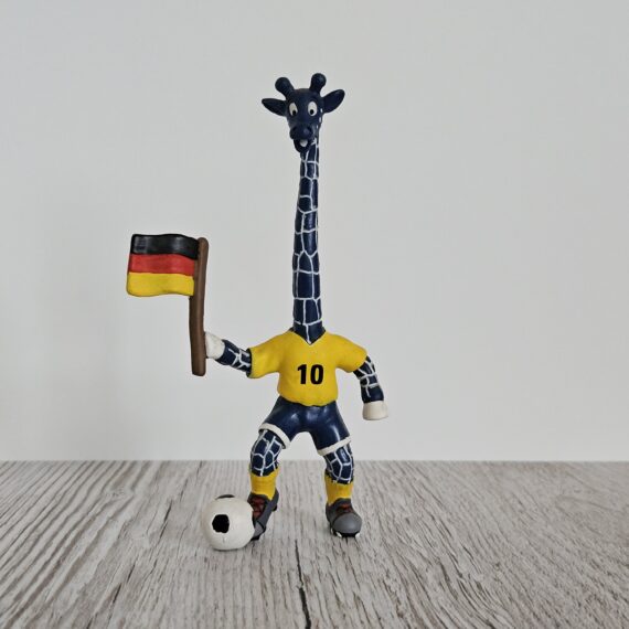 Schleich Figur namens Giraffe Erika - Fussball der Produktwelt Sondereditionen. Es gehört zur Themenwelt Supermarkt. Die Schleichfigur wird eingestuft als Regulär.