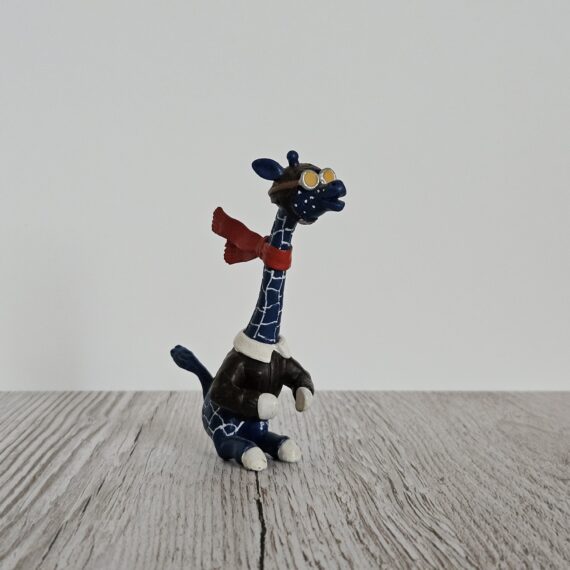 Schleich Figur namens Giraffe Erika - Pilotin der Produktwelt Sondereditionen. Es gehört zur Themenwelt Supermarkt. Die Schleichfigur wird eingestuft als Regulär.