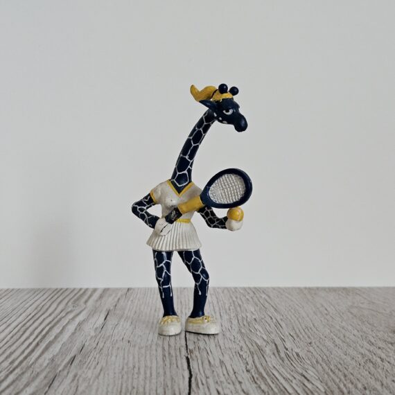 Schleich Figur namens Giraffe Erika - Tennis der Produktwelt Sondereditionen. Es gehört zur Themenwelt Supermarkt. Die Schleichfigur wird eingestuft als Regulär.